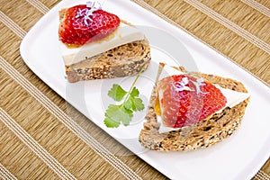 Resh cheese with strawberry and bread