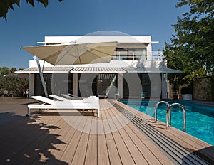 Residence with swimming pool