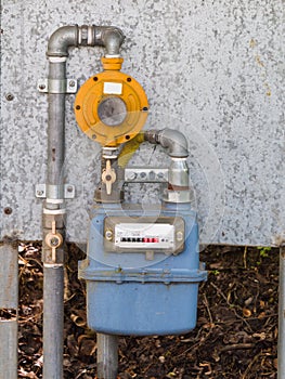 Residential diaphragm external gas meter regulator valves and pi