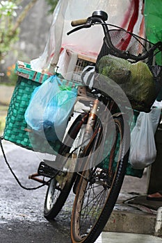 Bike seller vegetable.