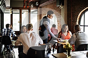 Un restaurante enfriamiento afuera de buen tono estilo de vida reservado 