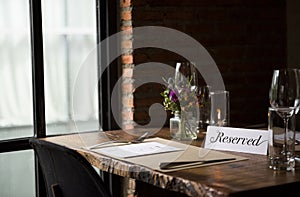 Un restaurante enfriamiento afuera de buen tono estilo de vida reservado 