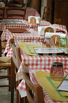 Un ristorante impostato tavoli 
