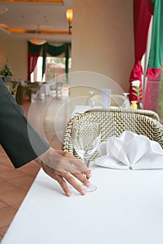 Restaurant table manner