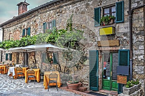 Restaurant tables in Moteriggioni