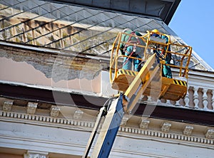 Restoration of the roof of an old building