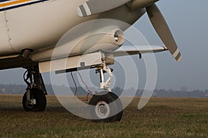 Retractable landing gear of single-engine aircraft