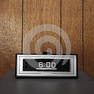 Retro clock set for 6:00.