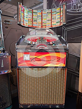 Retro Jukebox: Music and Dance in the 1940s and 1950s