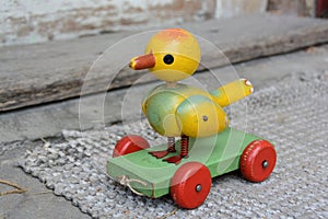 Kačica na kolesá detské hračka 