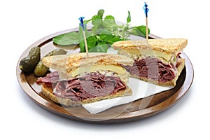 Reuben sandwich, pastrami sandwich