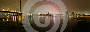 Rheinufer an der DÃ¼sseldorfer Altstadt am Abend im Nebel und Hochwasser