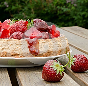 Rheum cheesecake with strawberries