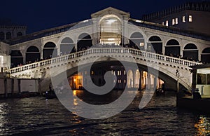 Rialto bridge at night