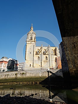 The Ribera market and the church of San Anton of Bilbao seen from the river