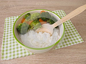 Rice congee with brokkoli and carrot