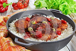 Rice with grilled chicken thighs, red bell pepper, green olives