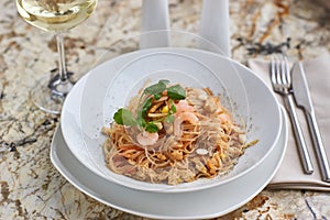 Rice noodles with peanuts, chicken and shrimps