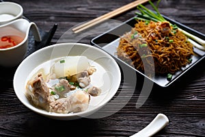 Rice noodles with pork bone stock