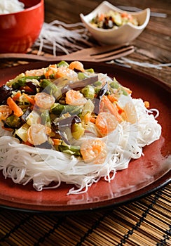 Rice noodles with shrimps and vegetable mix