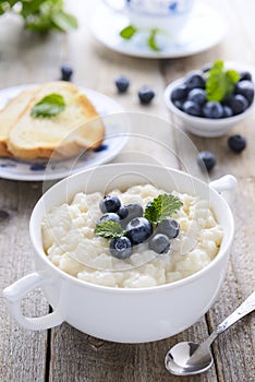 Rice porridge with blueberry