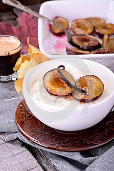 Rice pudding with caramel vanilla plums
