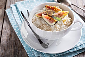 Rice pudding with milk and vanilla beans