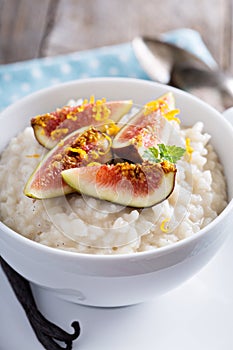 Rice pudding with milk and vanilla beans