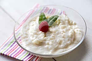 Rice pudding with mint and raspberry