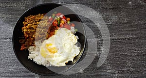 Rice with skipjack tuna fish, omelet and dhabu chili