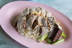 Rice steamed with chicken soup and offal with cucumber