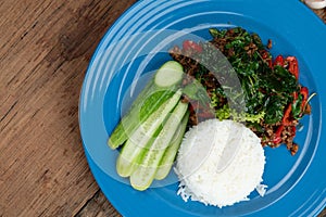 Rice with stir-fried minced pork and basil with cucumber