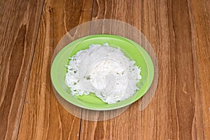 Rice vermicelli in green dish on wooden board