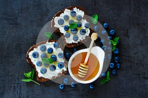 Ricotta, blueberries and honey sandwiches