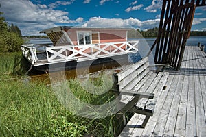 Ridged houseboat photo