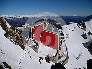 rifugio di montagna con muri rossi photo