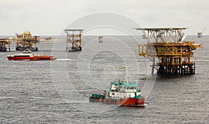 Rig workers & transport vessels