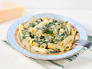 Rigatoni with arugula and chia