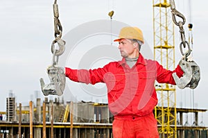 Rigger builder while slinging photo