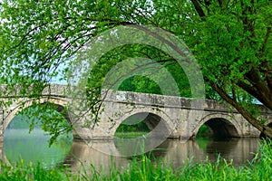La mayoría o romano puente reflexivo en un rio 