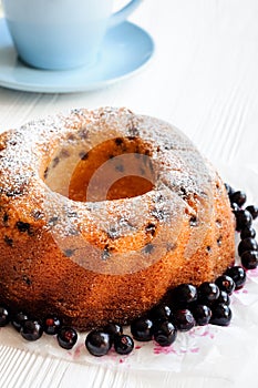 Ring cake with raisins and berries