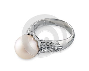 Ring with pearl