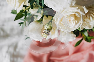 The rings of the bride and groom are strung on the bud of eustoma