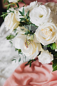 The rings of the bride and groom are strung on the bud of eustoma