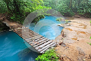 Rio celeste and small wooden bridge