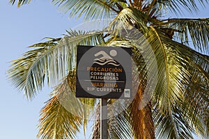 Rip currents warning sign in a Pacific Ocean