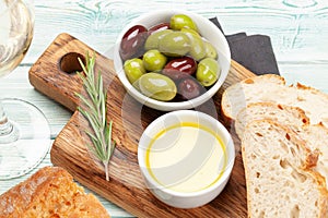 Ripe olives, olive oil and bread