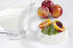 Ripe peaches with curd