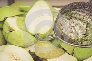 Ripe pears are cut/ripe pears are cut for juice cooking