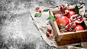 Zrelý granátové jablká v kabica 